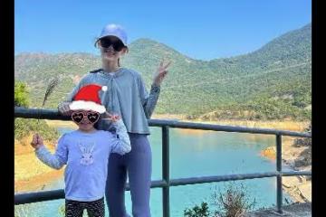章澤天曬爬山照,穿緊身褲勒出纖細小鳥腿,和5歲女兒同框像姐妹