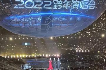 安以軒夫婦看演唱會被拍,進出7人跟隨架子大,與向華強夫婦同行