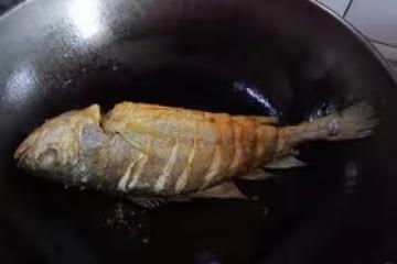 煎魚不破皮方法