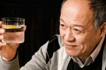 和女友相戀10年自稱不婚主義, 在57歲娶32歲女學生,60歲有雙胞胎
