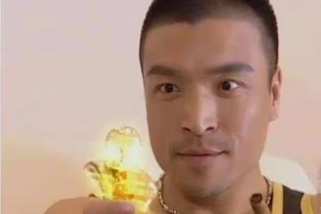 還記得靠《魔幻手機》爆紅的王天霸嗎？因顏值高被富婆看中後，現狀如何？