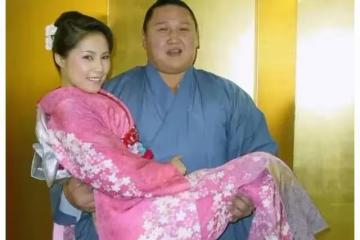 日本相撲手滿身贅肉無比雷人,美女明星為啥搶著嫁?原因非常簡單