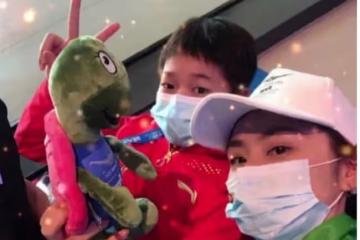 有愛!中國跳水女神曬與全紅嬋合照,手拿玩偶不忘對著鏡頭比耶