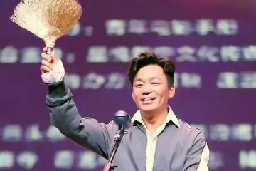 包貝爾回懟金掃帚失望導演獎,王寶強當年的格局這一下就拉開了