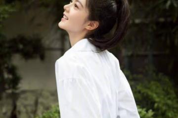趙今麥中戲開學報到，簡單率性學生裝好清爽，生圖顏值很真實