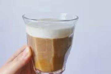手持奶泡器打出綿密奶泡