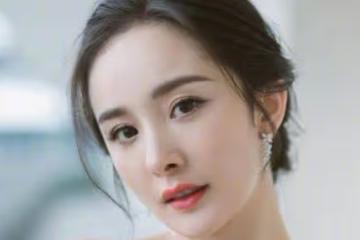 楊冪下班被偶遇，路人鏡頭下打扮時髦身材好，看上去究竟有多美？