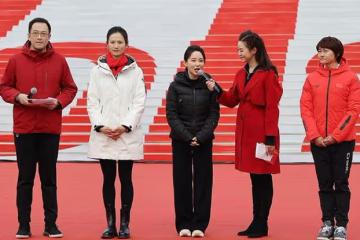 潘曉婷微笑出鏡!39歲仍氣質優雅,兩大奧運冠軍陪伴左右