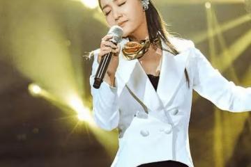 她是著名歌唱家,國家一級演員,上過12次春晚,丈夫背景不一般