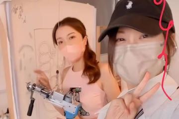郭嘉文學梁洛施玩繪畫,打扮變得很普通,和閨蜜一起過國慶節