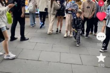 王思聰帶著四位美女逛街，一隻手揣兜里低調打扮，與沉潔同框露出身高