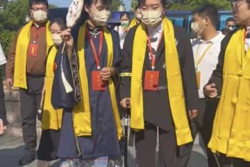 44歲李玉剛拄拐參加皇帝祭典,台階需全程攙扶,身體狀況引人擔憂