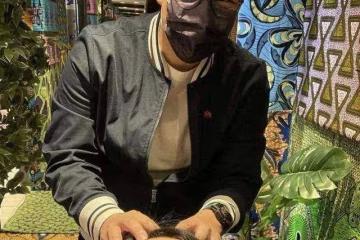 霍啟剛曬和郭晶晶國慶合照,他化身洗頭小哥,和老婆甜蜜互動