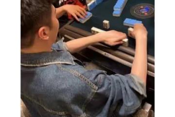 王思聰和沉潔現身成都一家酒吧，和一位富二代朋友打牌，一晚營業額破百萬