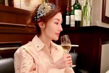 李嘉欣疑似舊病未痊癒，戴監測手錶在古堡內用餐，整個人瘦了一圈