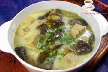 豆腐蘑菇燉鯽魚