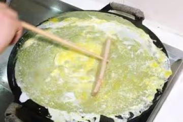 天津傳統小吃——煎餅果子 在家也能攤 早餐更豐富