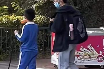 孫卓背弟弟書包被偷拍，孫海洋望降低孩子熱度，網友：早幹嘛去了