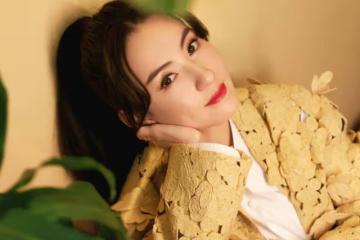 小林青霞曬出寫真集：與19歲撞姿勢和風格，這顏值變化讓人看懵