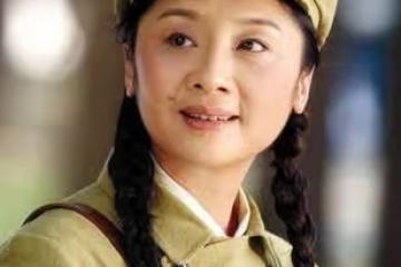 十年夫妻，幫助丈夫成出名後卻被拋棄，至今不嫁與兒子相依為命