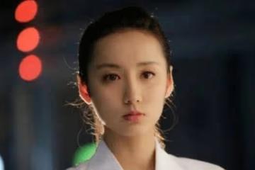 胡歌帶她入行，唐嫣將她帶火，大家都想娶她，現在35歲美到犯規