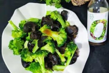 油醋汁拌西藍花木耳