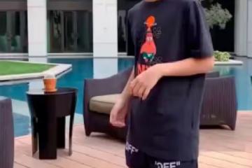 謝振南模仿父親踢瓶蓋，小小年紀俊朗帥氣，身姿神態與爸如出一轍