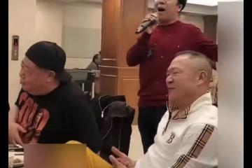 眾戲骨聚會:劉金山挺大肚興致高,75歲侯桐江捧場,桌上菸酒不斷