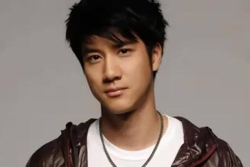 王力宏搬到公司，每天晚上看著家裡的燈滅了就睡著了，監控式的愛情讓人窒息