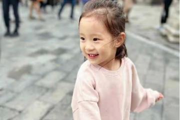 王智罕曬女兒正臉，3歲小米尖臉大眼顏值高，母女出遊卻不見老公