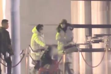 baby帶娃工作被偶遇,4歲小海綿身旁多人照顧,身高已達媽媽腰部