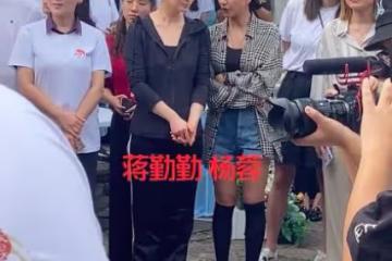 路人鏡頭下的楊蓉，五官身形皆平庸，被誇大的她不火真不奇怪！
