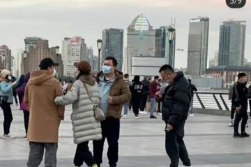 黃渤深夜回應出軌傳聞,「挽手」女子系女經紀人,大方曬照澄清