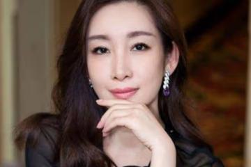 她被稱「最丑影后」，兩段豪門戀情均被拋棄，嫁二婚丈夫寵成公主