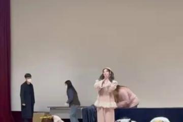 韓女團新年演出向韓國人民下跪,華人不肯下跪:中國人不許下跪