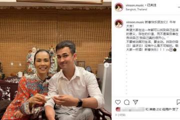 韋唯與3個混血兒子慶2022年,中式豪宅曝光,擺一柜子白酒太闊氣