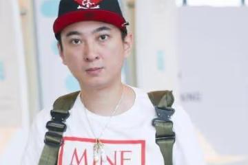 王思聰與新女友路邊攤閒逛,女方高顏值惹路人關注,思聰貼心陪伴