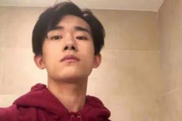 易烊千璽捧在手心女孩長大了,濃眉大眼五官精緻,顏值不輸星二代