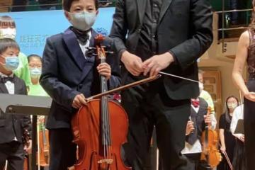 郭晶晶祖孫三代齊出鏡!穿著樸素看兒子演出,女兒打扮似名媛