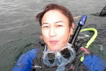 做潛水教練導致學員溺亡!TVB前男星罕見露面,穿彩色襯衫顯油膩