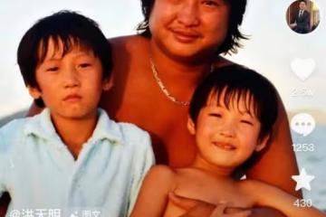 洪金寶迎70歲大壽！氣色紅潤緊摟倆孫子，祖孫三代同框如複製粘貼
