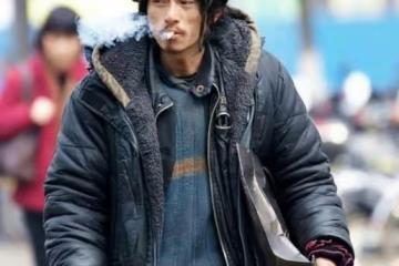 當年紅極一時的「犀利哥」，曾被稱為最帥乞丐，如今已失去了笑容