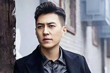 他曾與江珊戀愛5年，低調娶二婚妻子，今兒子顏值超越父親