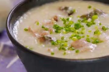 皮蛋瘦肉粥，兩種米讓它綿滑濃香