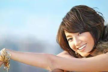 曾是知名主持人,和前夫閃婚閃離,高齡生女兒,老公終熬成一線!