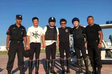 吳京投資1.5億籌拍《戰狼2》，打電話給於謙說：「老哥，我出80萬片酬，你來演一角色？」結果于謙果斷拒絕了