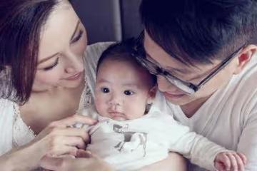 「最美港姐」李嘉欣,與兒子親吻共浴惹爭議,親情需要有界限