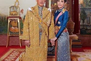 泰國王后陪國王亮相真風光！裹身裙顯曼妙身材，低頭彎腰不自信？