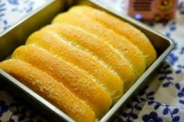 鬆軟拉絲的三奶排包（椰漿/鮮牛奶/酸奶老麵包）