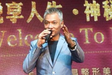 他是香港第一美男子, 曾迷倒劉嘉玲林青霞, 今58歲破產被妻兒拋棄
